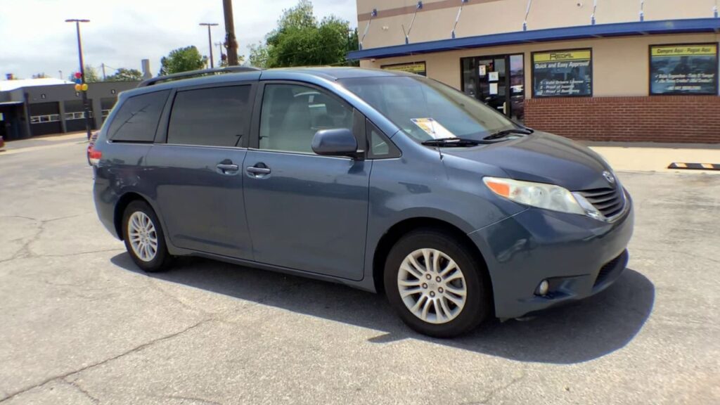 2014 Toyota Sienna XLE V6 8 Passenger