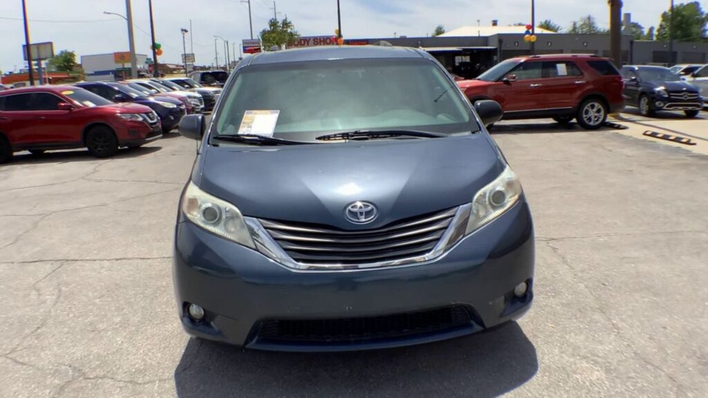 2014 Toyota Sienna XLE V6 8 Passenger