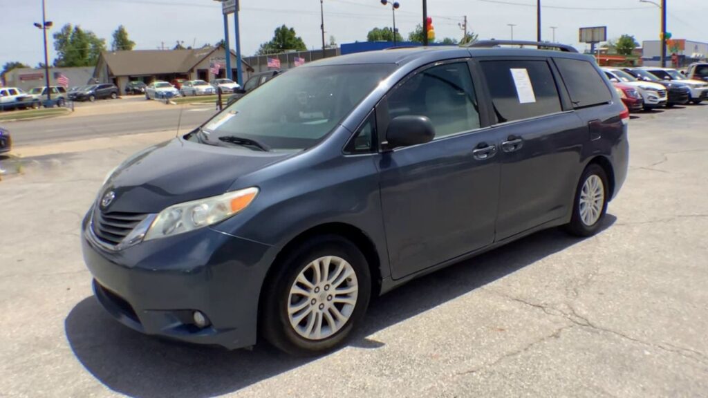 2014 Toyota Sienna XLE V6 8 Passenger