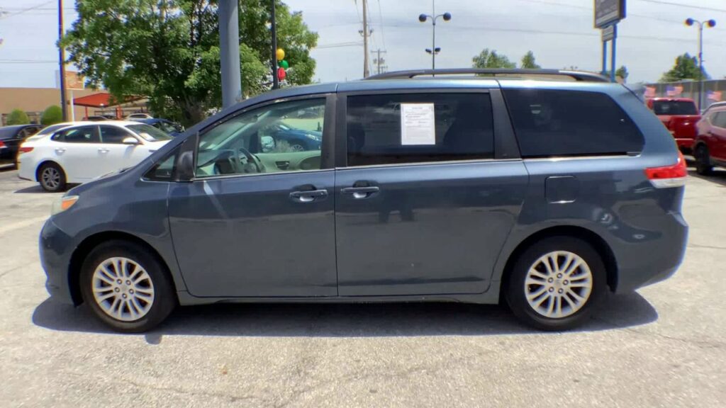 2014 Toyota Sienna XLE V6 8 Passenger