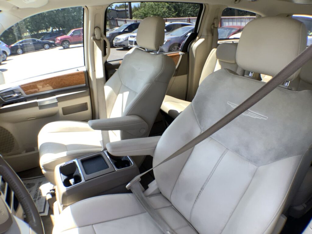 2010 Chrysler Town & Country New Limited