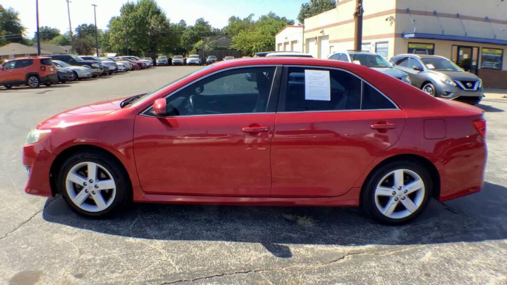 2014 Toyota Camry 4 DOOR SEDAN