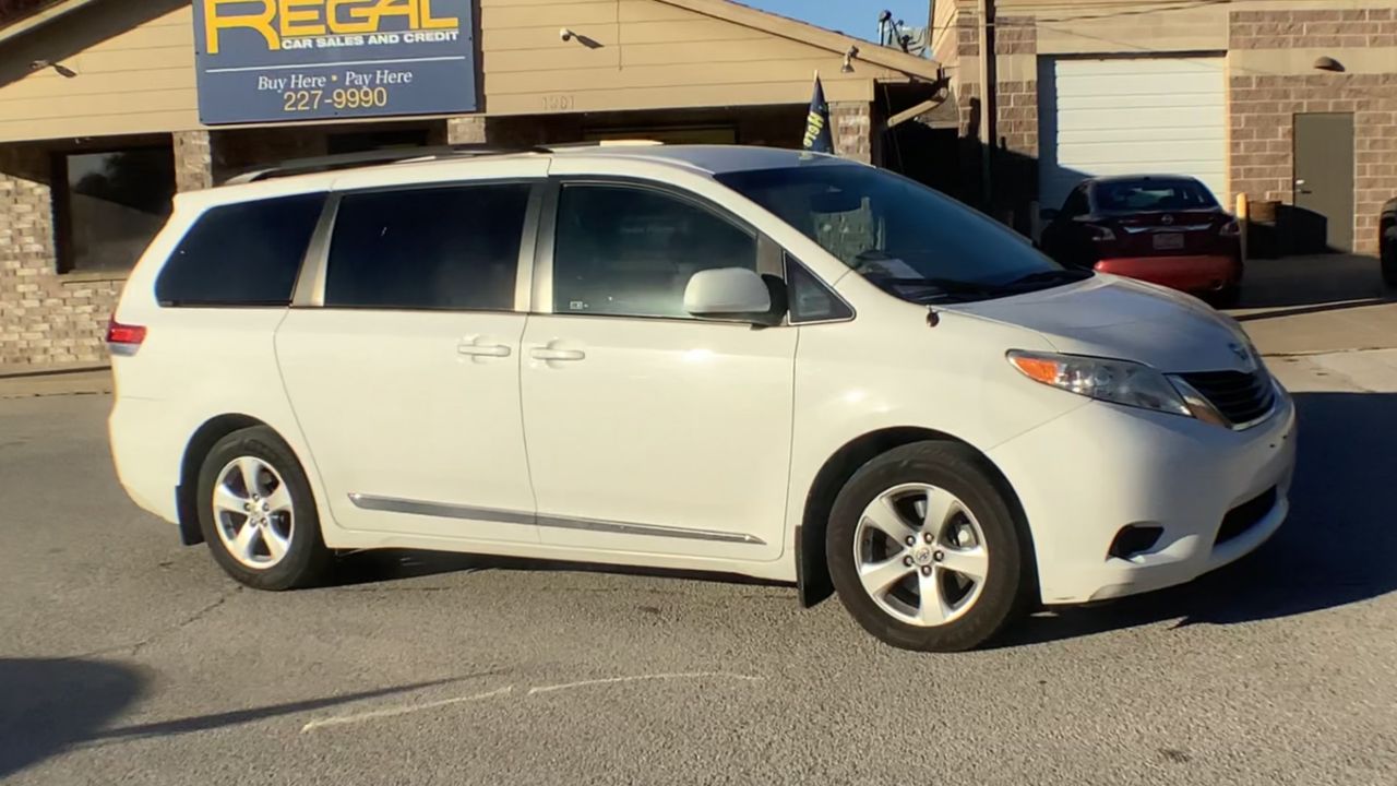 2013 Toyota Sienna LE's photo