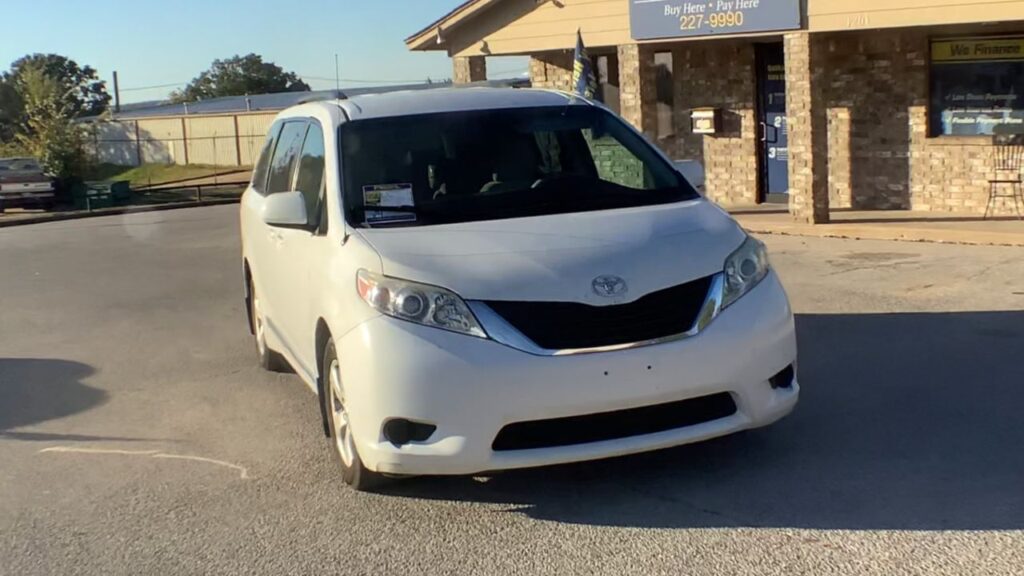 2013 Toyota Sienna LE V6 8 Passenger