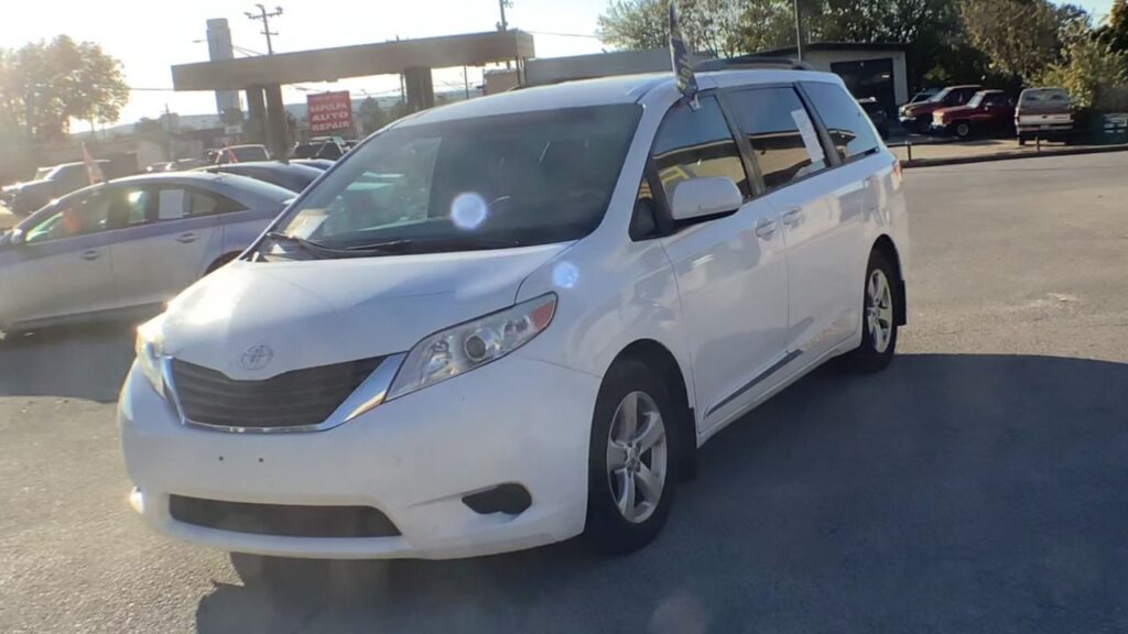 2013 Toyota Sienna LE V6 8 Passenger
