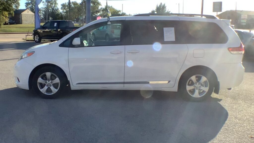 2013 Toyota Sienna LE V6 8 Passenger