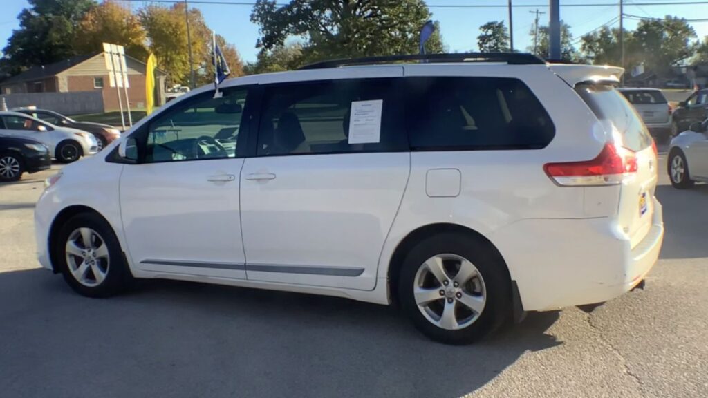 2013 Toyota Sienna LE V6 8 Passenger