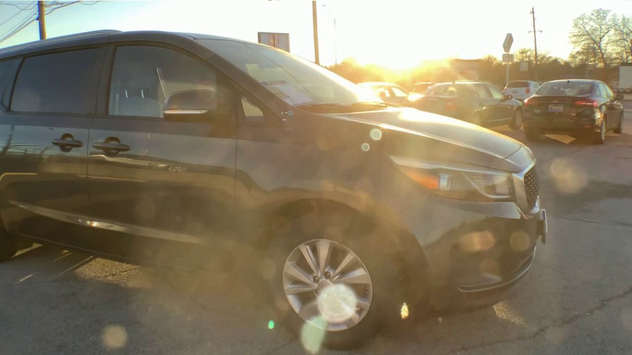 2016 Kia Sedona LX's photo
