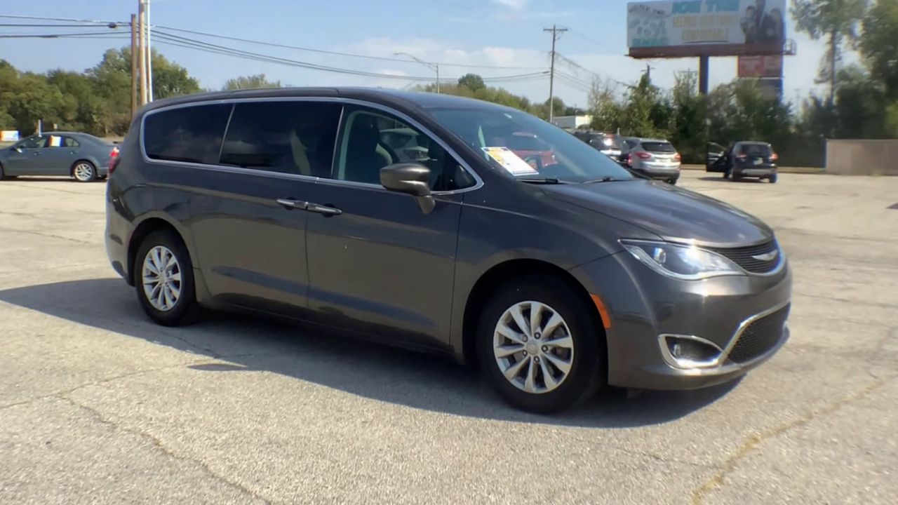 2018 Chrysler Pacifica Touring Plus's photo