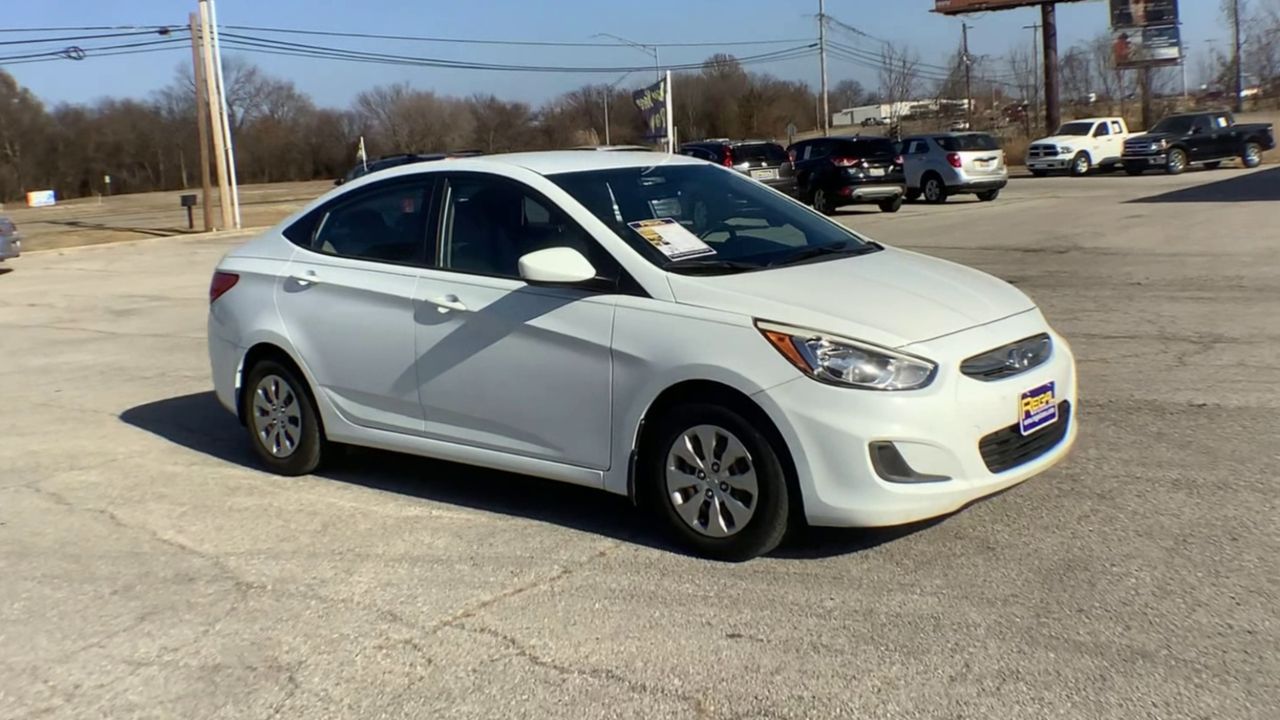 2016 Hyundai Accent SE's photo