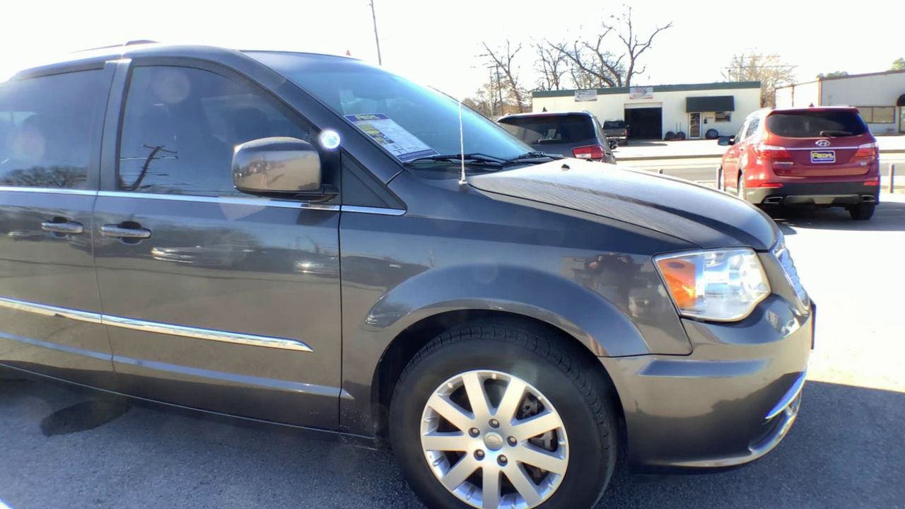 2015 Chrysler Town & Country Touring's photo