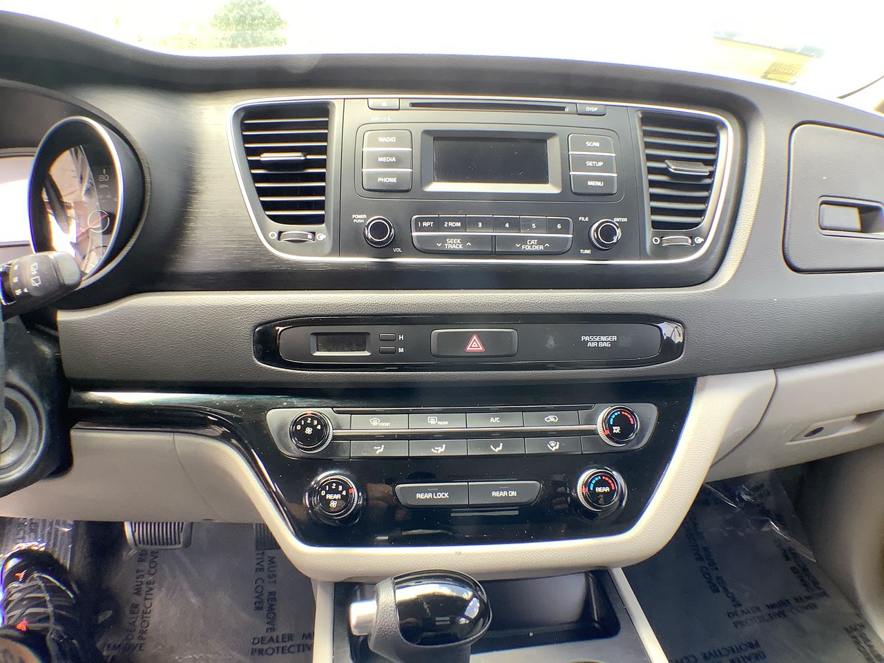 2015 Kia Sedona L's photo